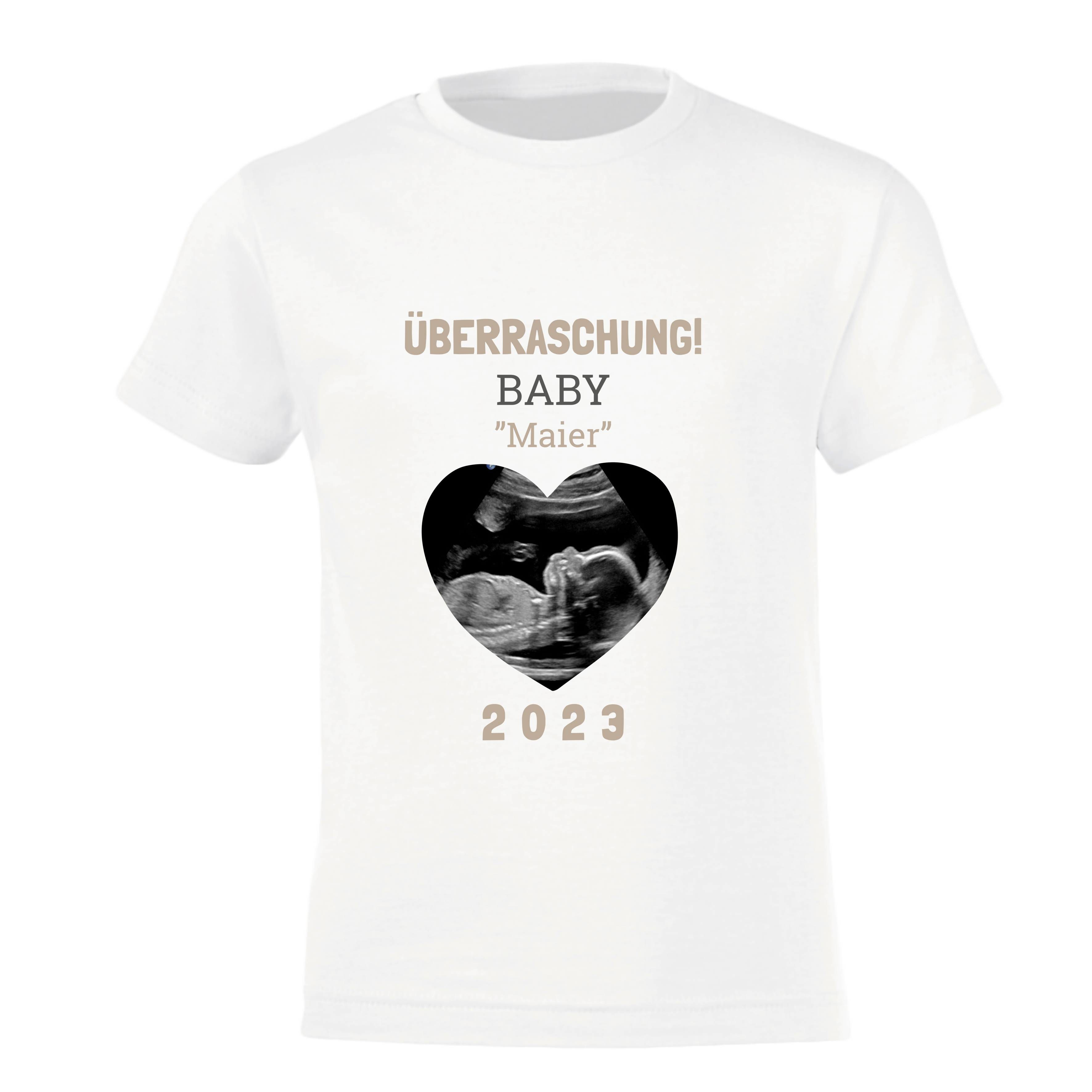 Weißes Kinder T-Shirt mit Aufdruck "ÜBERRASCHUNG! BABY Maier 2023" und einem Ultraschallbild im Herzdesign für die Schwangerschaftsverkündung.