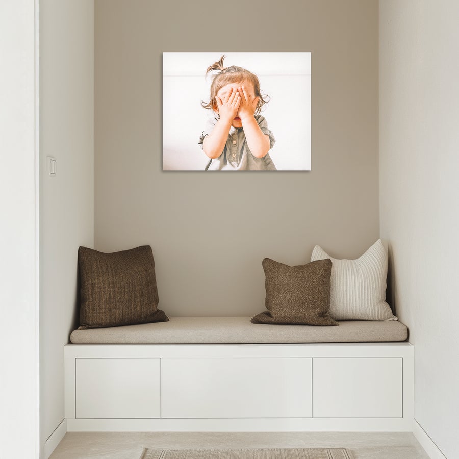 Aluminium fotoprint - Hvid (Chromaluxe) Aluminium fotoprint af en pige, der holder hænderne op foran ansigtet, så hun ikke kan se. Fantastisk til at tag dine yndlingsminner med.