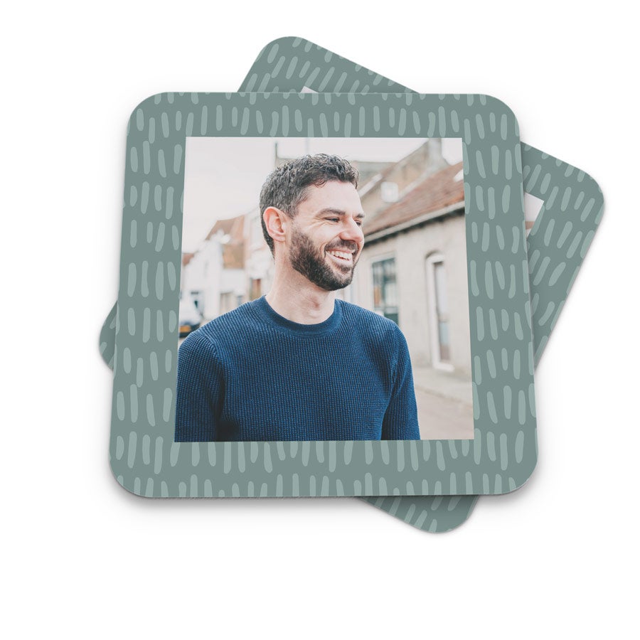 Pivní tácky Personalizované podtácky s fotografií usměvavého muže s vousy, s potiskem vlastního designu.