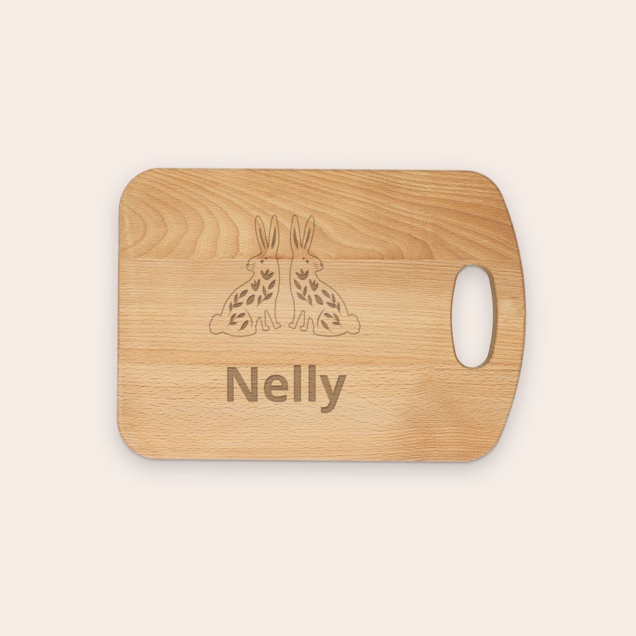 Jausenbrett mit Gravur Holzbrettchen mit Hase-Motiv, graviert mit dem Namen "Nelly" und Griff. Tolles Holzbrettchen mit eigenem Namen.