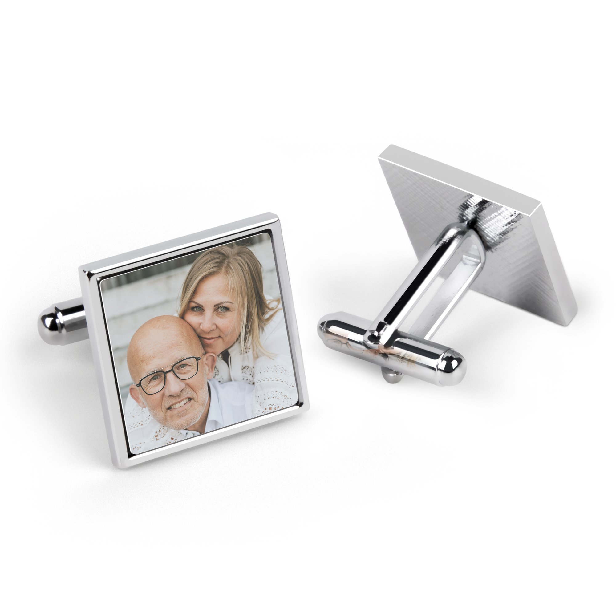 Butoni argintii personalizati, imprimati cu o fotografie de cuplu.