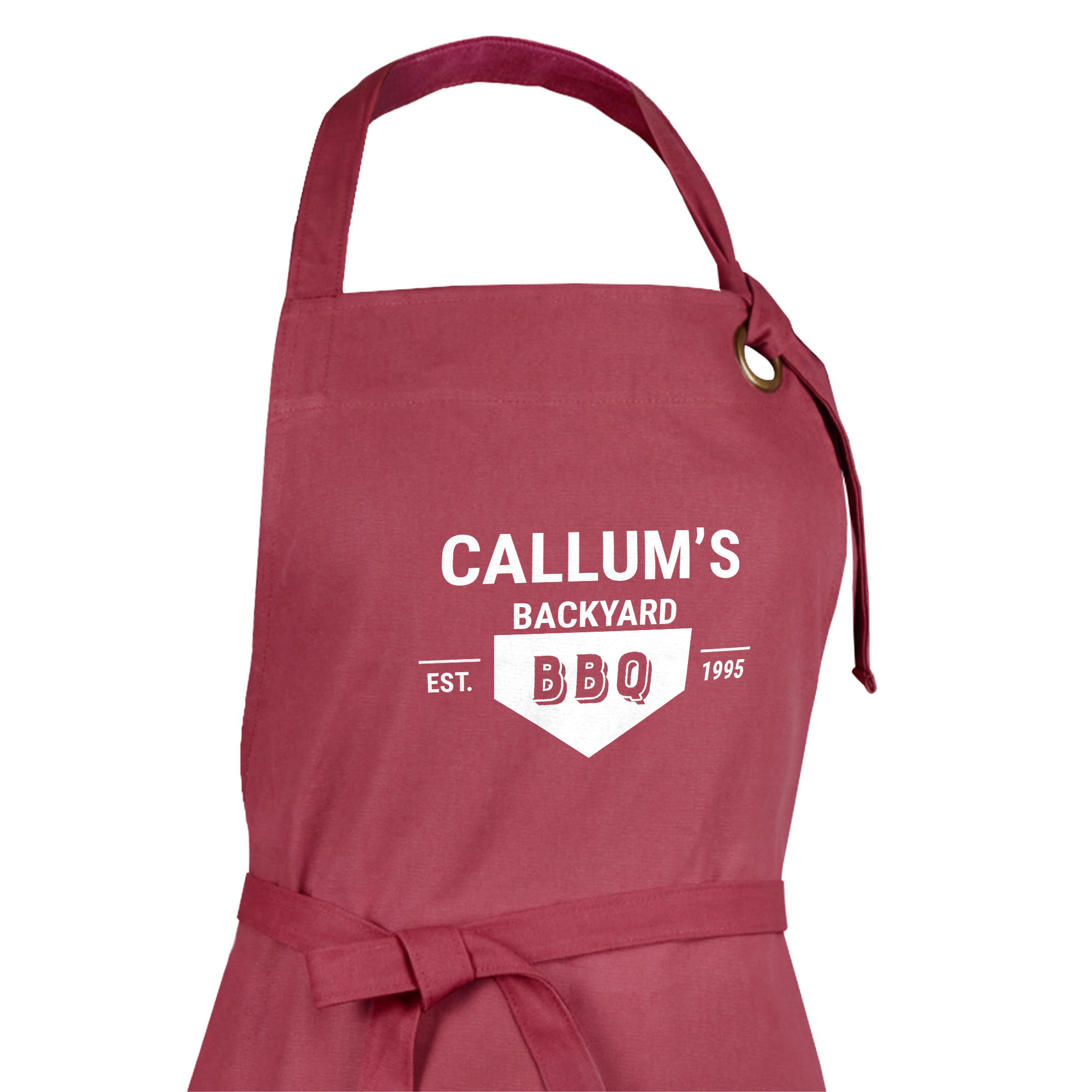 Bordó kuchyňská zástěra s potiskem textu Callum's Backyard BBQ est 1995, personalizovaná zástěra s vlastním designem.