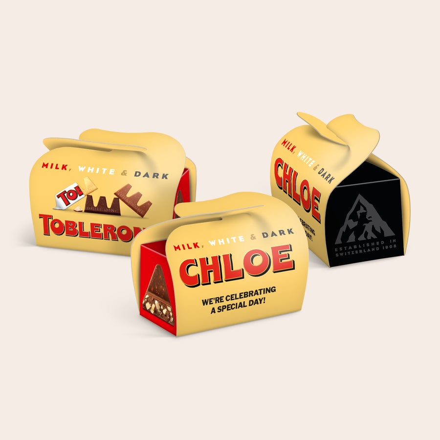 Bomboane personalizate mini Toblerone multipack Cutiuțe Toblerone personalizate cu numele Chloe, imprimate cu mesajul "We're celebrating a special day!" pentru a crea momente de neuitat.