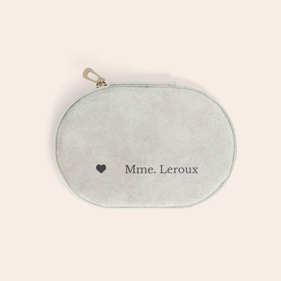 Boîte à bijoux personnalisée prénom Boîte à bijoux personnalisée prénom - Ovale - Beige avec nom Mme. Leroux imprimé et un cœur