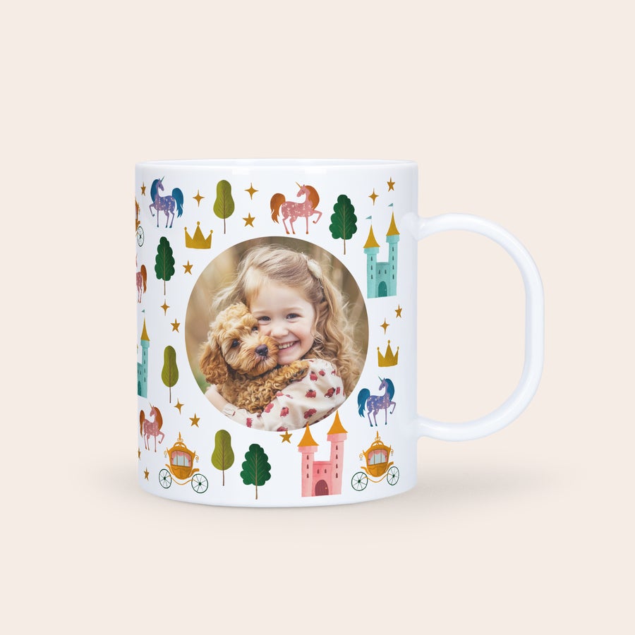 Cană din plastic personalizată Cană de plastic personalizată cu o fată zâmbitoare și un cățeluș, imprimată cu design de prințesă, castele și unicorni