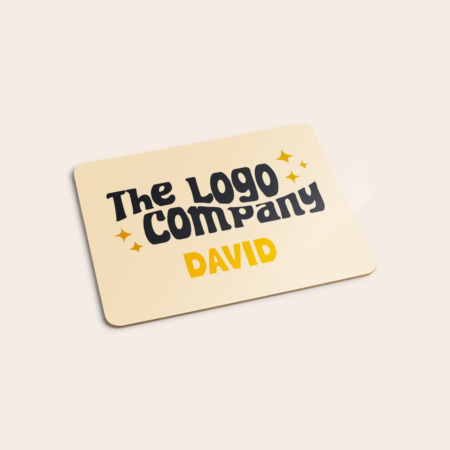 Tányéralátét Személyre szabott helyszőnyeg sárga alapon, fekete "The Logo Company" felirattal, alatta sárga "DAVID" névvel, szikrákkal díszítve, amely saját fotót és szöveget tartalmaz