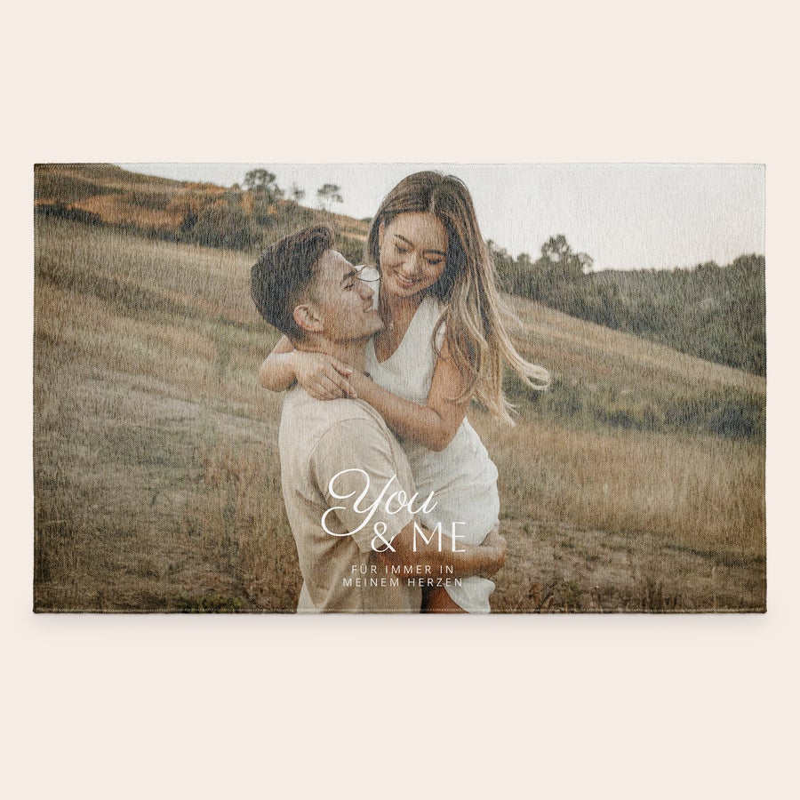 Bedruckter Teppich Personalisierter Teppich bedruckt mit Pärchenfoto und dem Text "You & Me für immer in meinem Herzen"