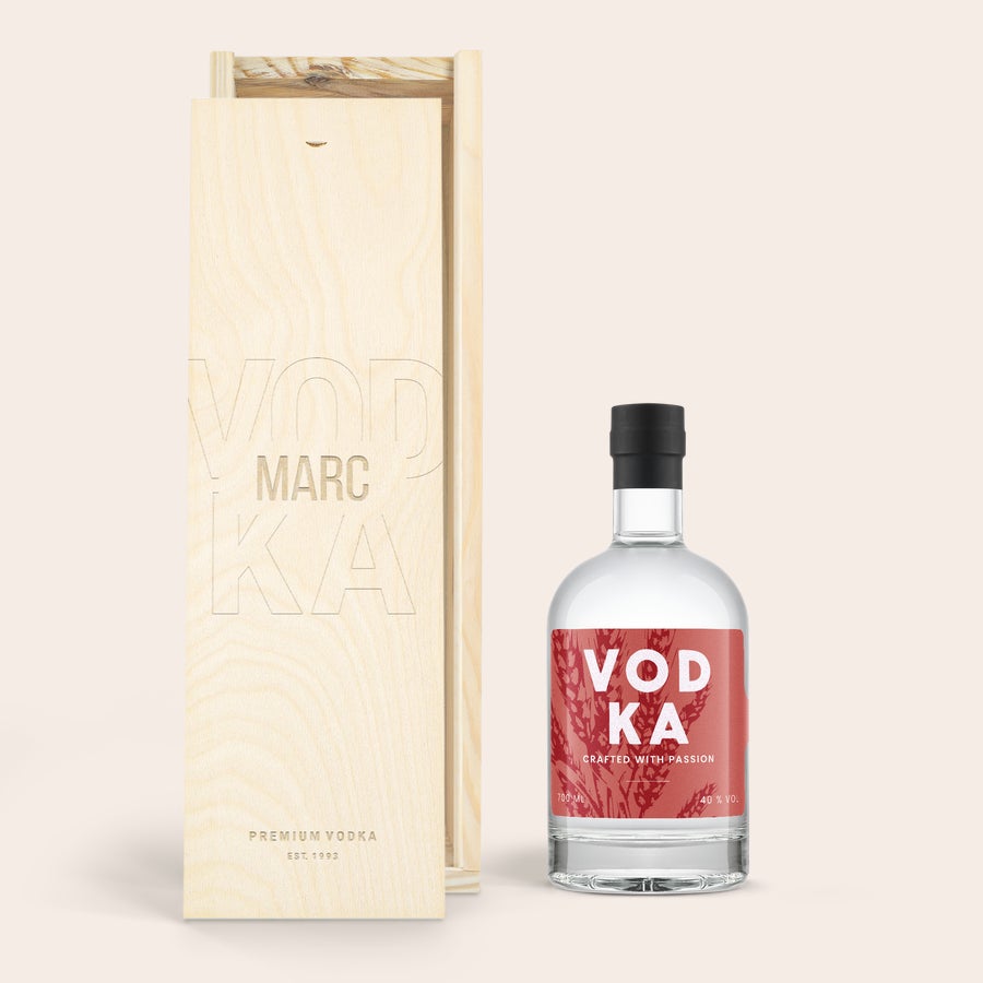 Vodka YourSurprise Garrafa de vodka personalizada em caixa de madeira gravada com nome Marc