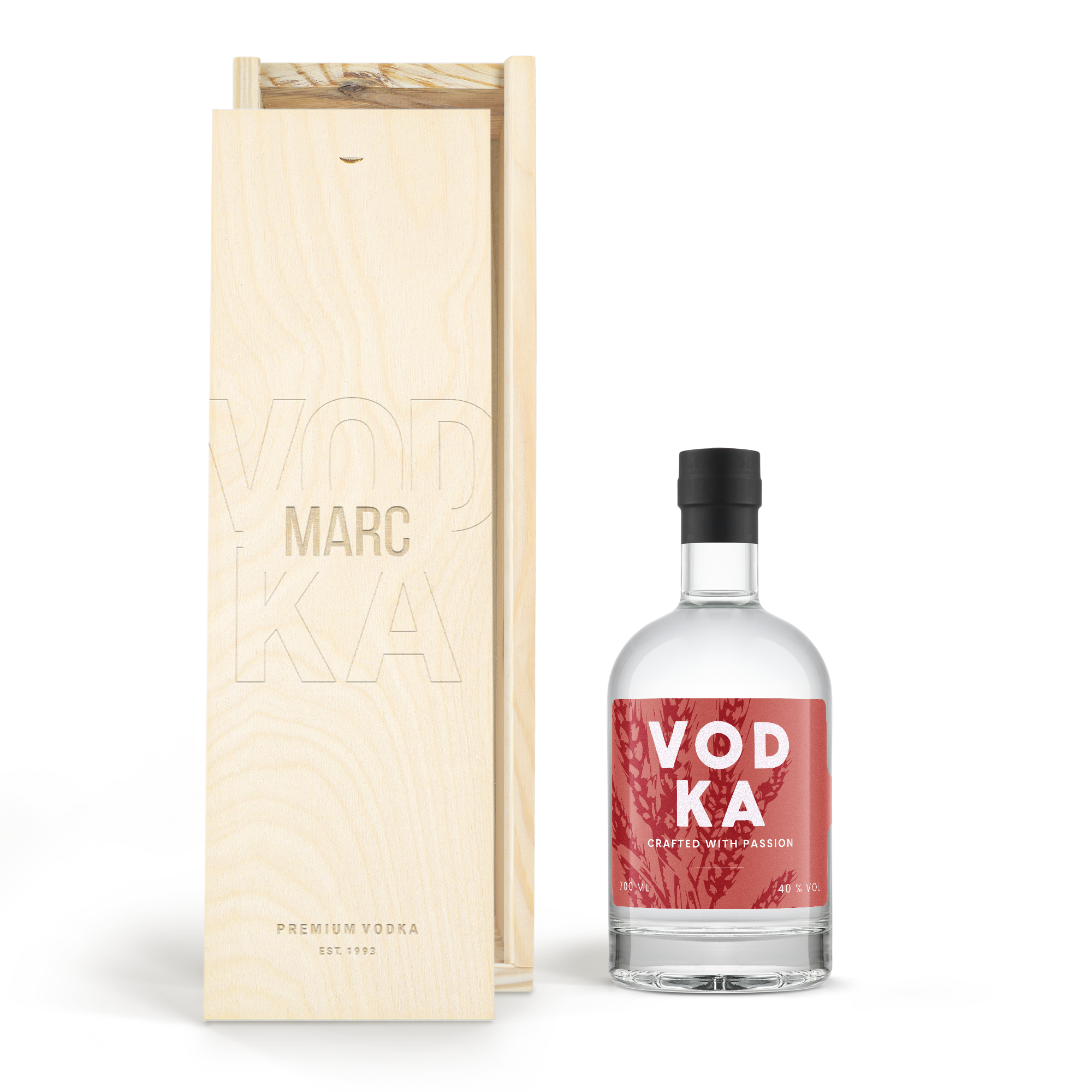 Botella de vodka en caja de madera personalizada con el nombre Marc. ¡Sorprende a los tuyos con esta deliciosa botella de vodka en caja personalizada!
