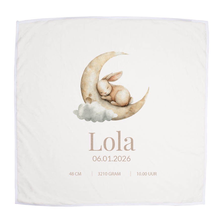 Babydeken met naam Lola, datum 06-01-2026 en slapend konijn op maan, gepersonaliseerd met geboortegegevens.