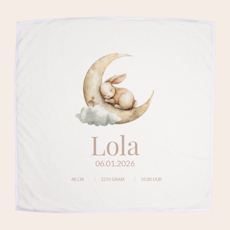Babydeken met naam Babydeken met naam Lola, datum 06-01-2026 en slapend konijn op maan, gepersonaliseerd met geboortegegevens.