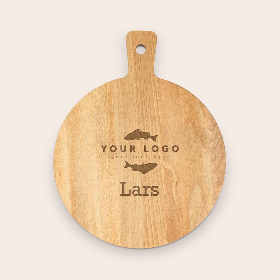 Servierbrett mit Gravur Personalisiertes Holz-Servierbrett mit dem Namen Lars, graviert mit einem Logo und zwei Fischen.