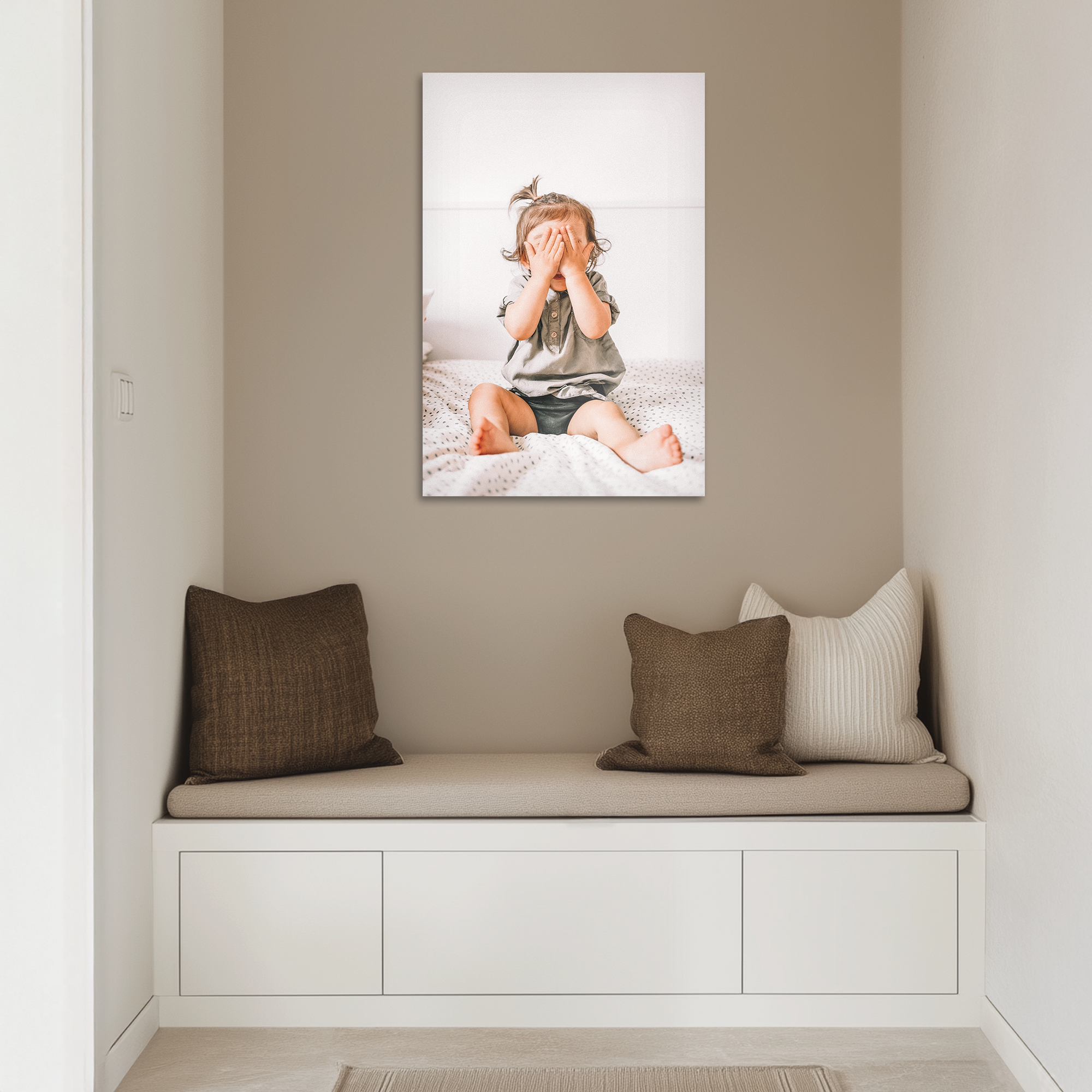 Tableau photo personnalisé ChromaLuxe dune petite fille qui cache son visage avec ses mains