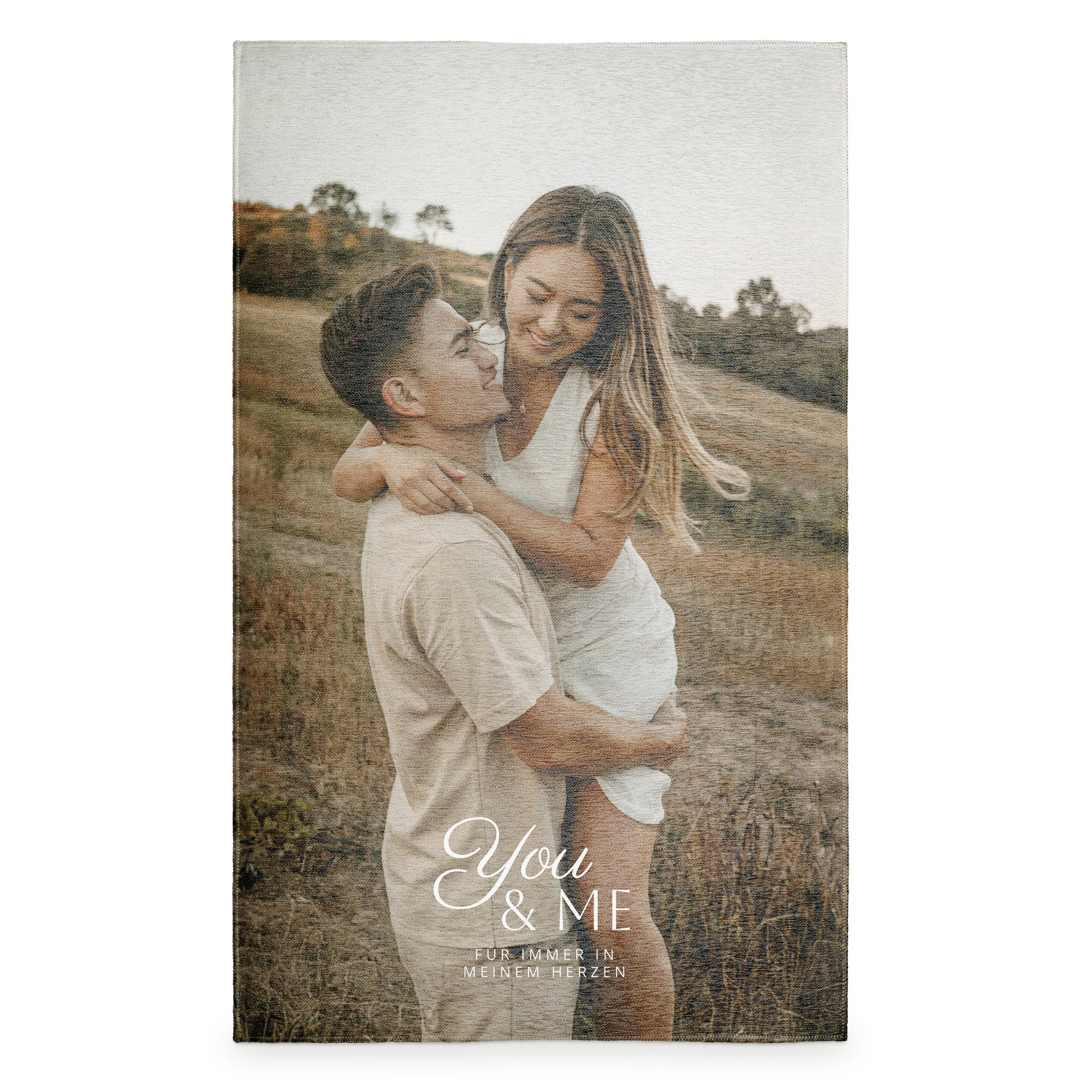 Personalisierter Teppich bedruckt mit einem Foto von einem Paar, dazu der Text "You & Me" und "Für immer in meinem Herzen".