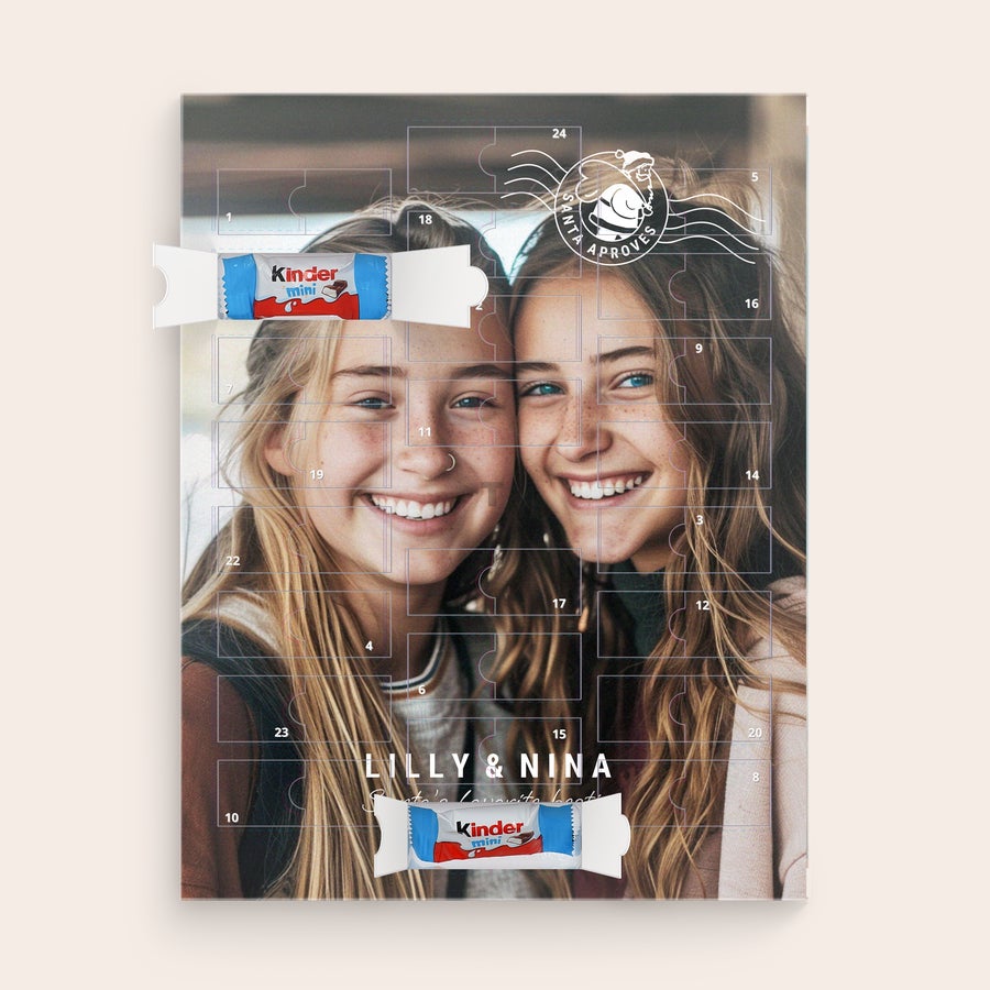 kinder chocolade adventskalender Gepersonaliseerde kinder chocolade adventskalender met opgedrukte foto van twee glimlachende meisjes en de namen Lilly & Nina.