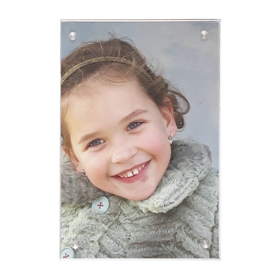 Luksuriøs akryl fotoblokk med et trykt bilde av et smilende barn.