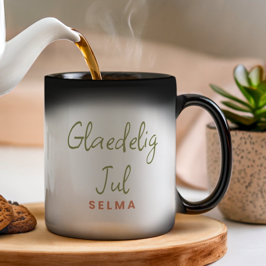 Magisk krus med billede Magisk Krus med Billede med teksten "Glædelig Jul SELMA" printet, hvor te hældes i koppen.