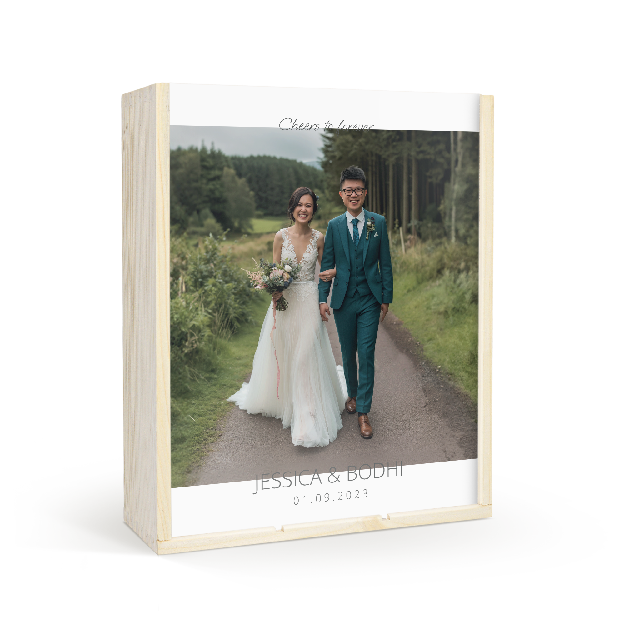 Bedrukte wijnkist met foto van een bruidspaar en de tekst "Cheers to forever" en "Jessica & Bodhi 01.09.2023", voor een persoonlijk wijnpakket.