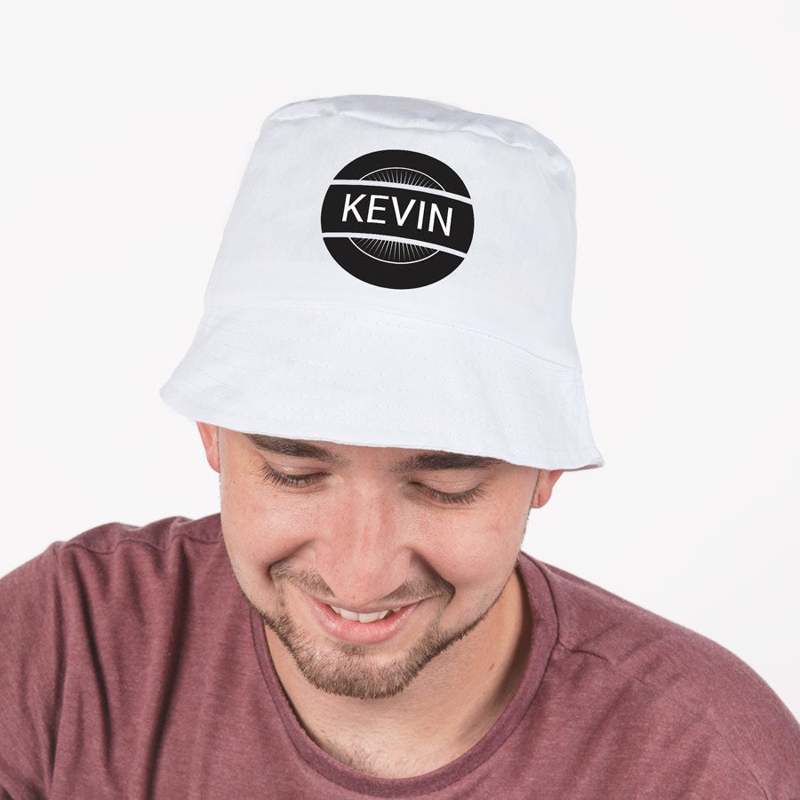Moški s prilagojenim klobukom z vedro z natisnjenim imenom Kevin, za presenetite svoje ljubljene