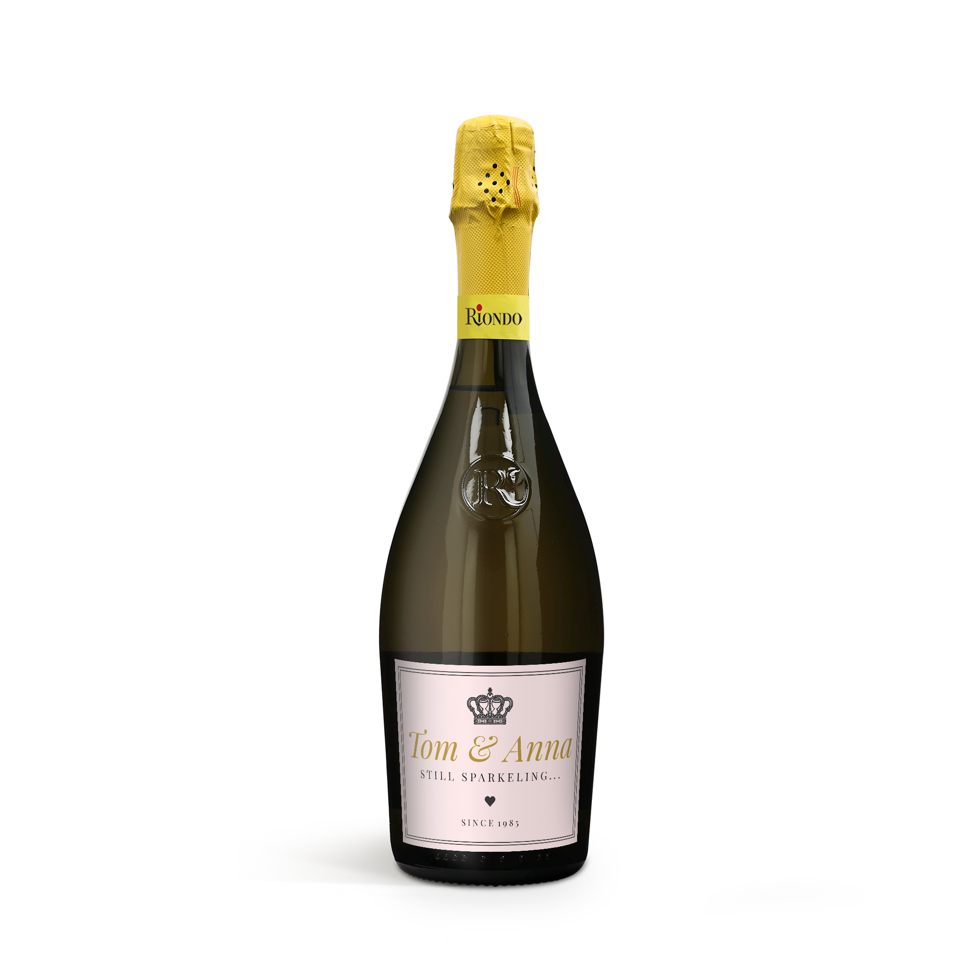 En flaska Riondo Prosecco Spumante med personlig etikett där Tom & Anna samt texten Since 1985 är tryckt.