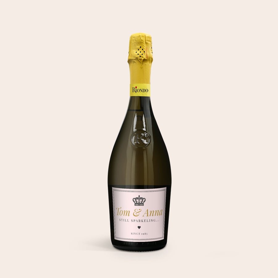 Personalizované prosecco - Riondo Prosecco Spumante Fľaša Riondo Prosecco Spumante so štítkom navrhnutým s menami Tom a Anna.