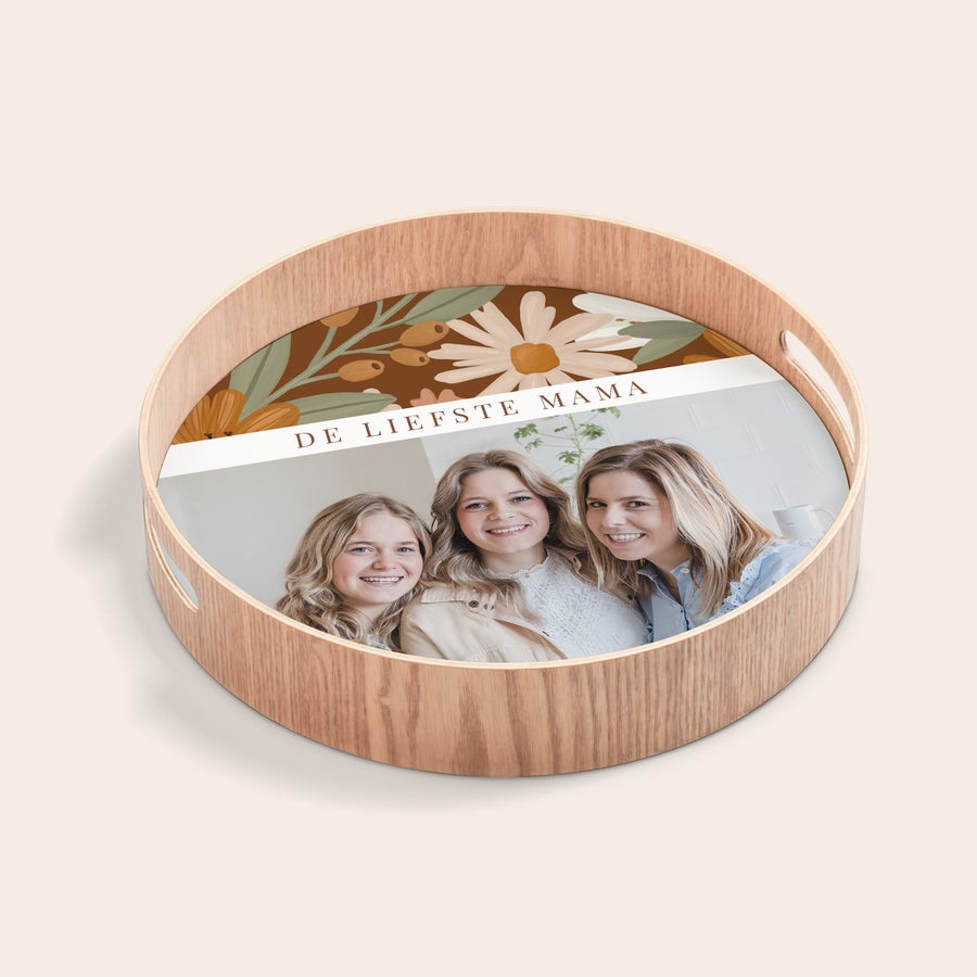 Rond dienblad bedrukken Rond houten dienblad, bedrukt met foto van drie vrouwen en de tekst DE LIEFSTE MAMA, met bloemenprint.