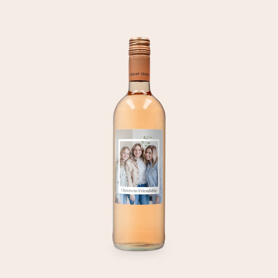 Personalizowane wino Oude Kaap Rosé Różowa butelka wina Oude Kaap z personalizowaną etykietą ze zdjęciem trzech kobiet i tekstem Cheers to Friendship