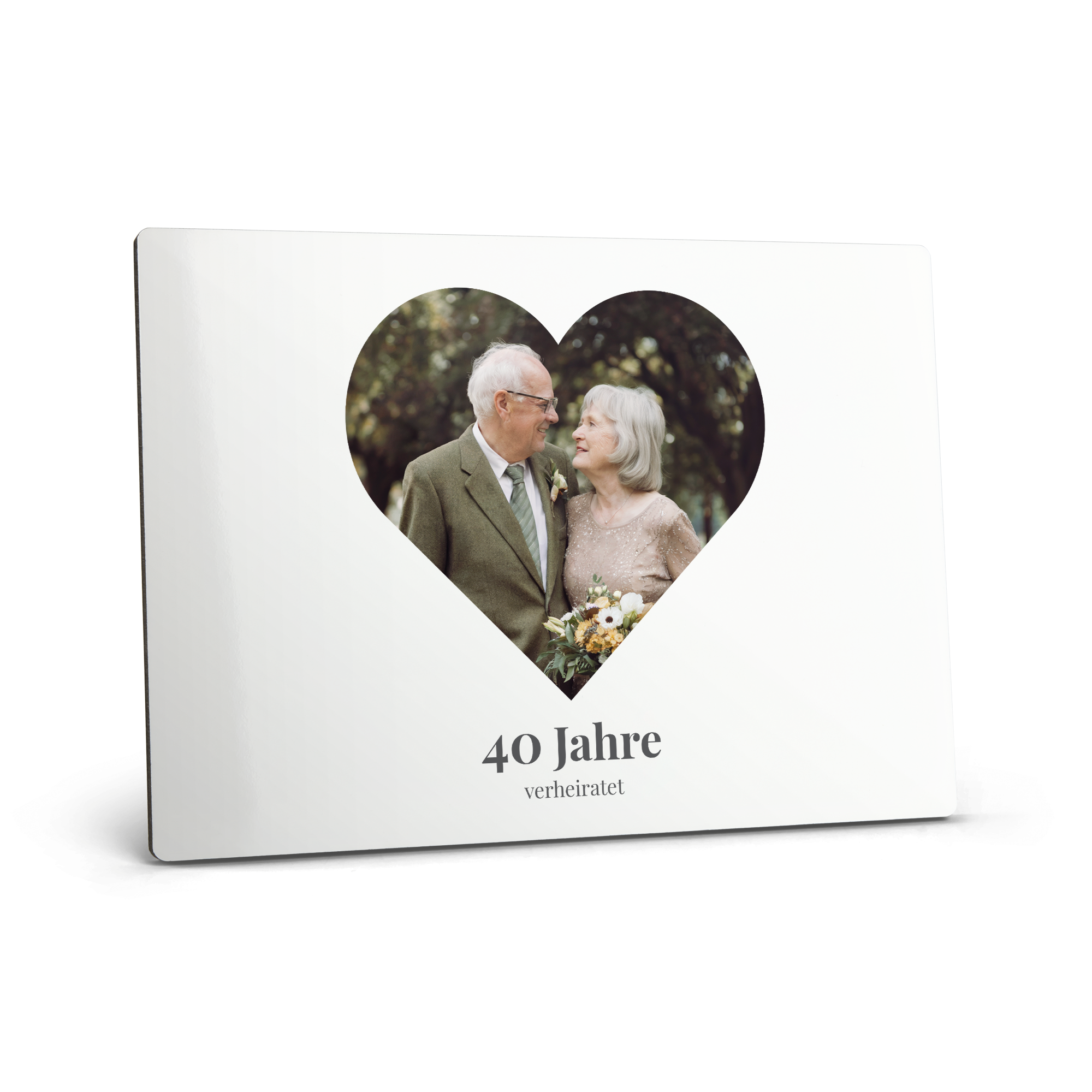 Personalisierter Bilderrahmen mit Foto eines Paares im Herzformat und Text 40 Jahre verheiratet, gedruckt auf Hartfaserplatte mit Hochglanzfinish