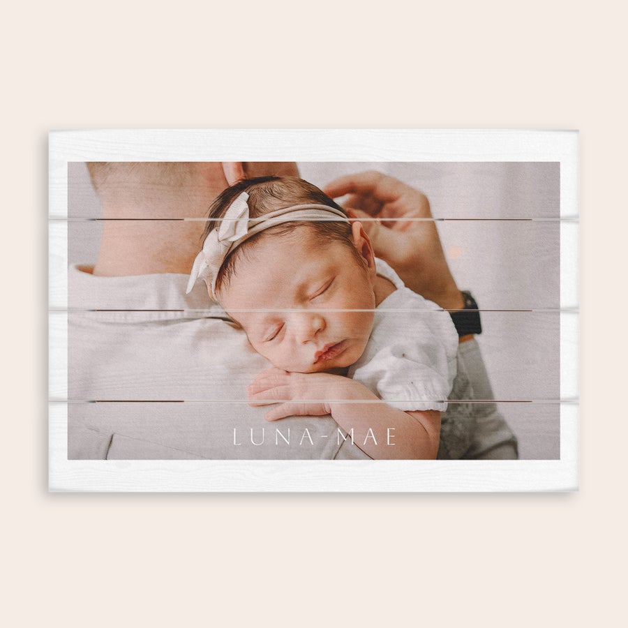 Foto na dřevo Fotografie spícího miminka LUNA-MAE natištěná na dřevěná prkna, personalizovaná s vaší fotografií.