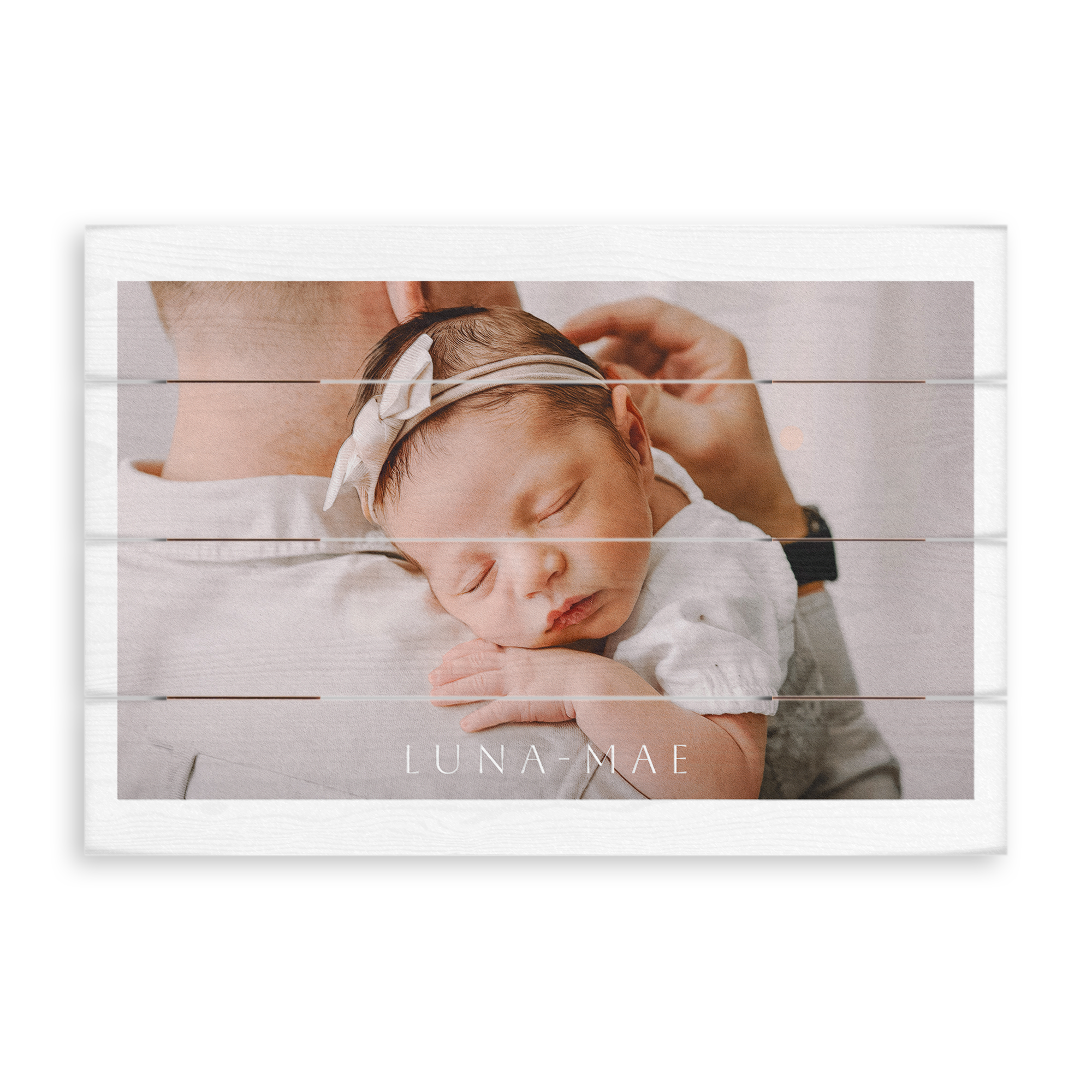 Foto personalizada impresa en tablones de madera con una bebé dormida, nombre "LUNA-MAE" visible.