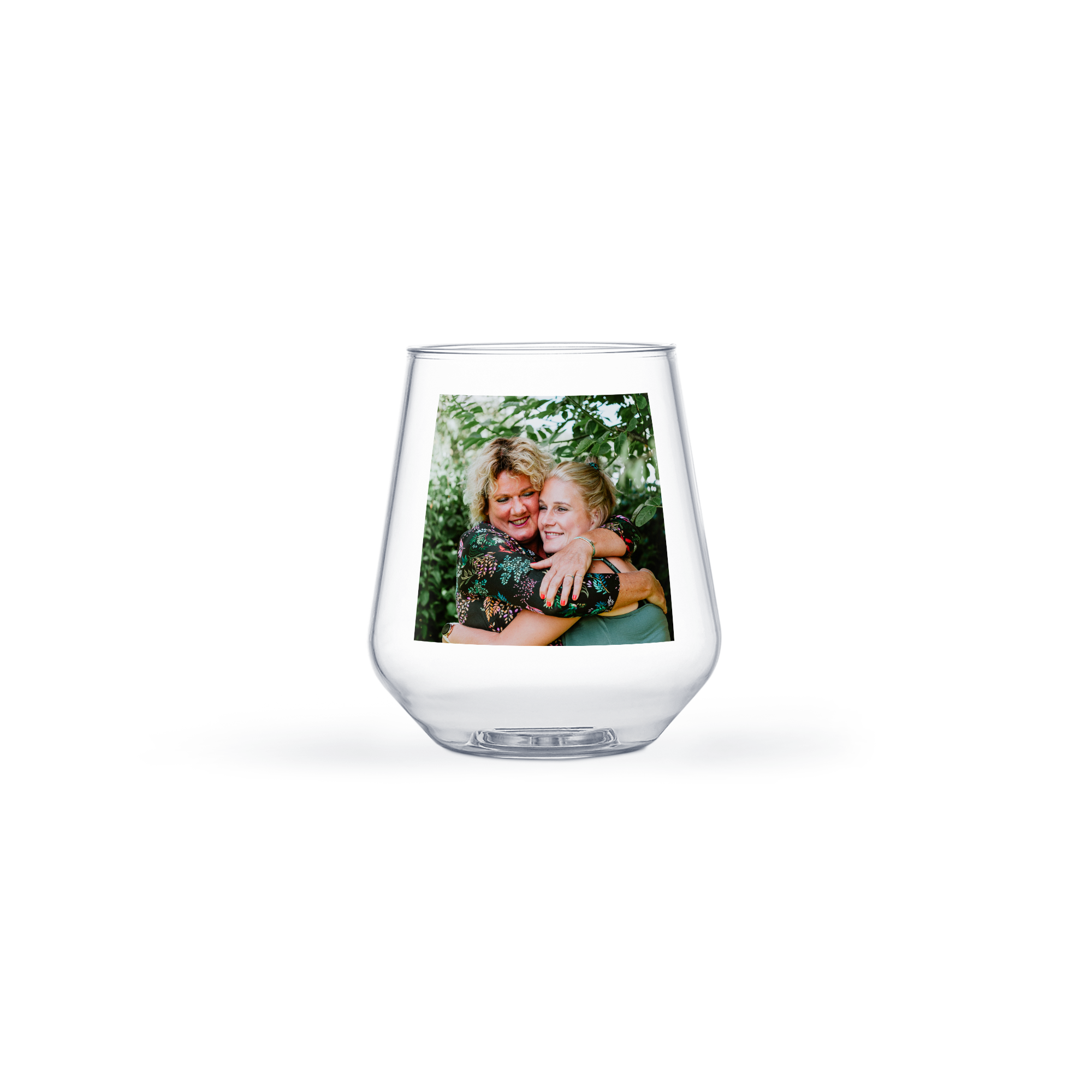 Personligt vattenglas i plast med tryckt foto av en mor och dotter som kramar varandra. Ha en snygg picknick med ett tryckt vattenglas.