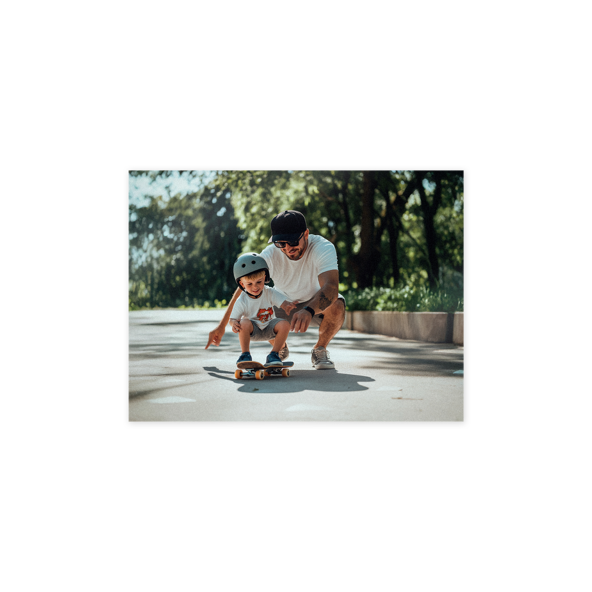 Foto impresa en forex con un padre enseñando a su hijo a patinar. Crea un regalo y decoración para tu pared.