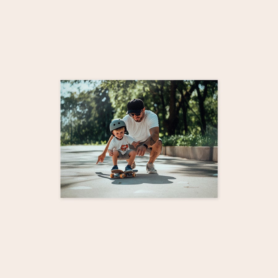 Fotografie pe forex O fotografie pe Forex personalizată cu tată și fiu pe skateboard, imprimată clar, ideală pentru perete.