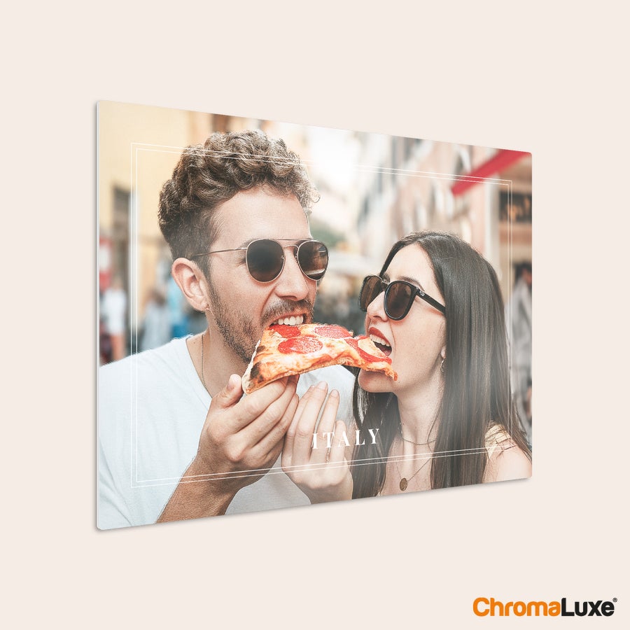 Impression photo sur aluminium Tableau photo ChromaLuxe personnalisé avec un couple mangeant de la pizza imprimé sur aluminium de qualité.