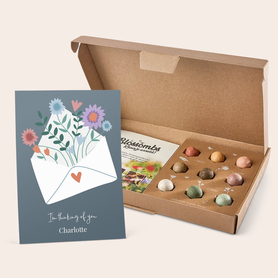 Confezione con Bombe di Semi Scatola regalo esplosiva con biglietto personalizzato con fiori in busta e testo "I'm thinking of you Charlotte", include bombe di semi e istruzioni