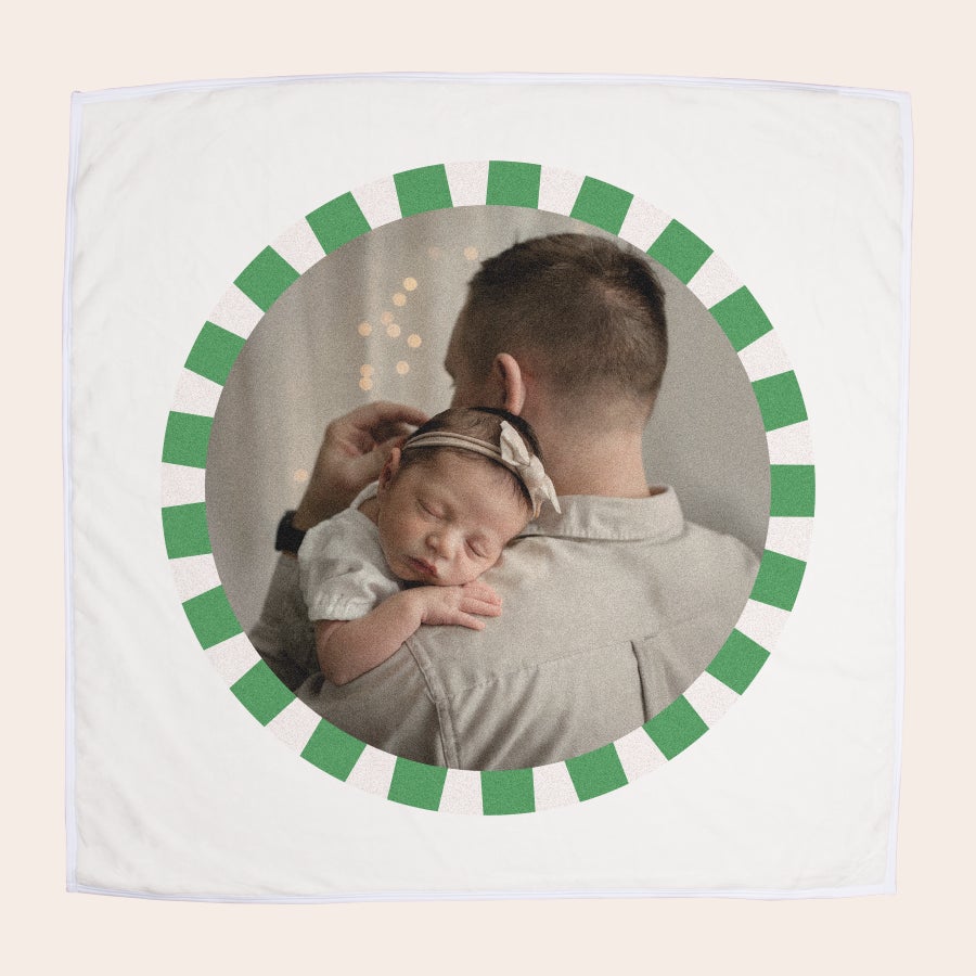Babyteppe med navn Babyteppe med navn, trykket med personlig bilde av baby og far, dekorert med grønn kant.