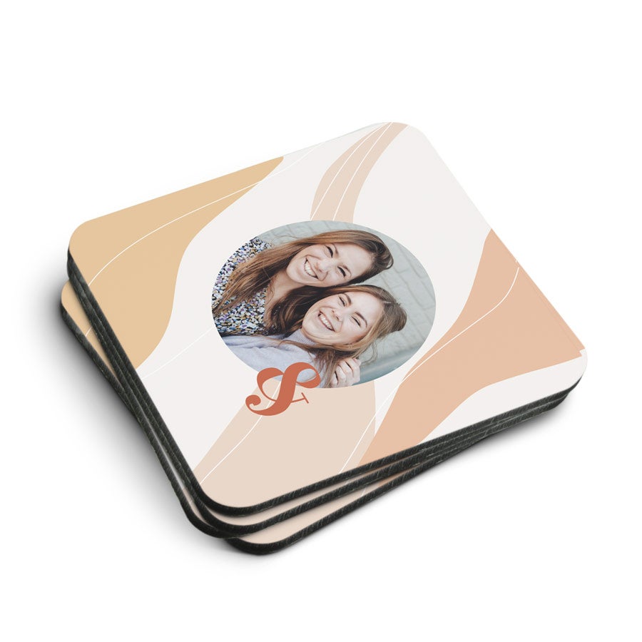 Coasters Personlige bordskånere med trykt foto af to kvinder og et orangerødt "P" til at holde enhver overflade perfekt.