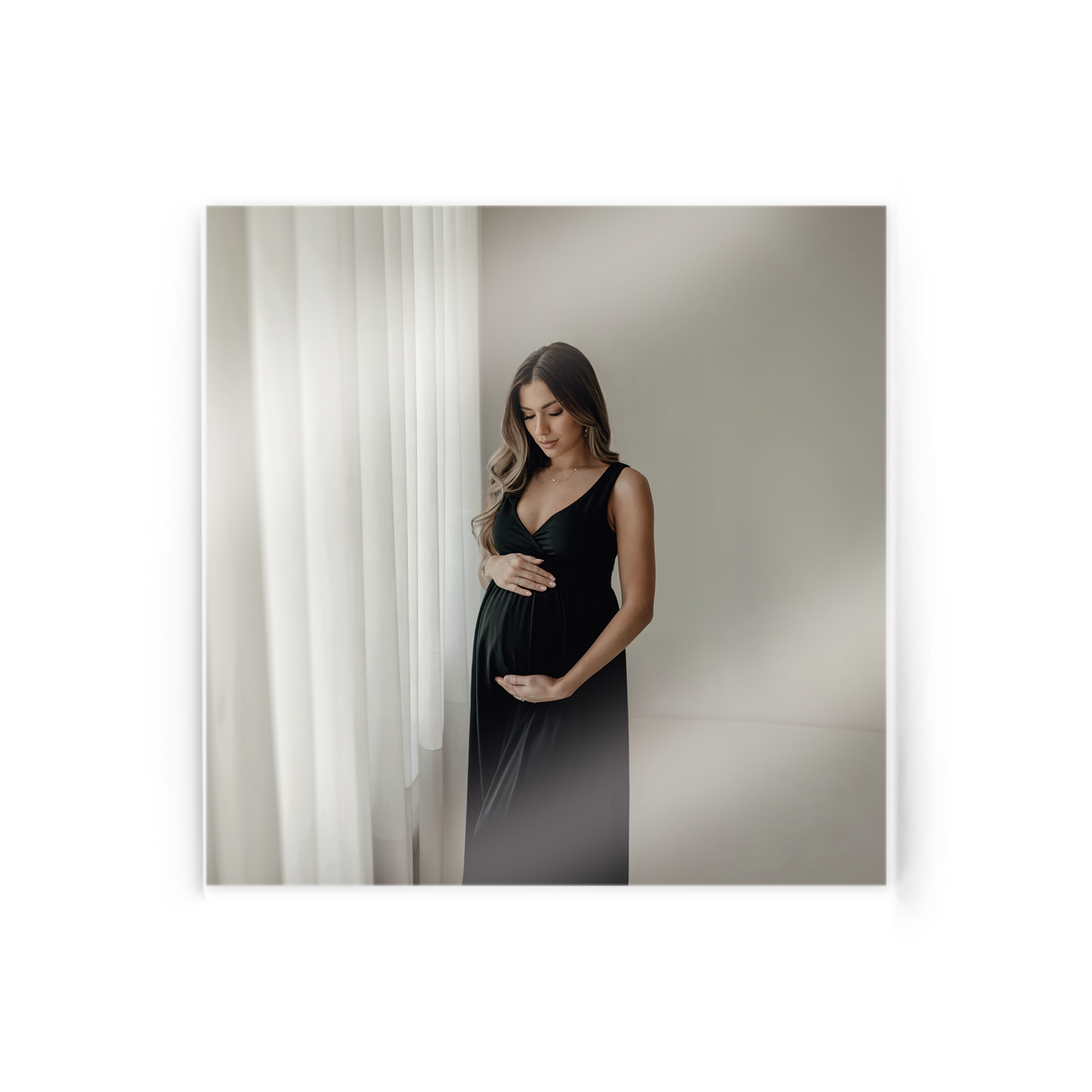 Foto en acrílico personalizada mostrando a una mujer embarazada en un vestido negro, impresa con una imagen personal.