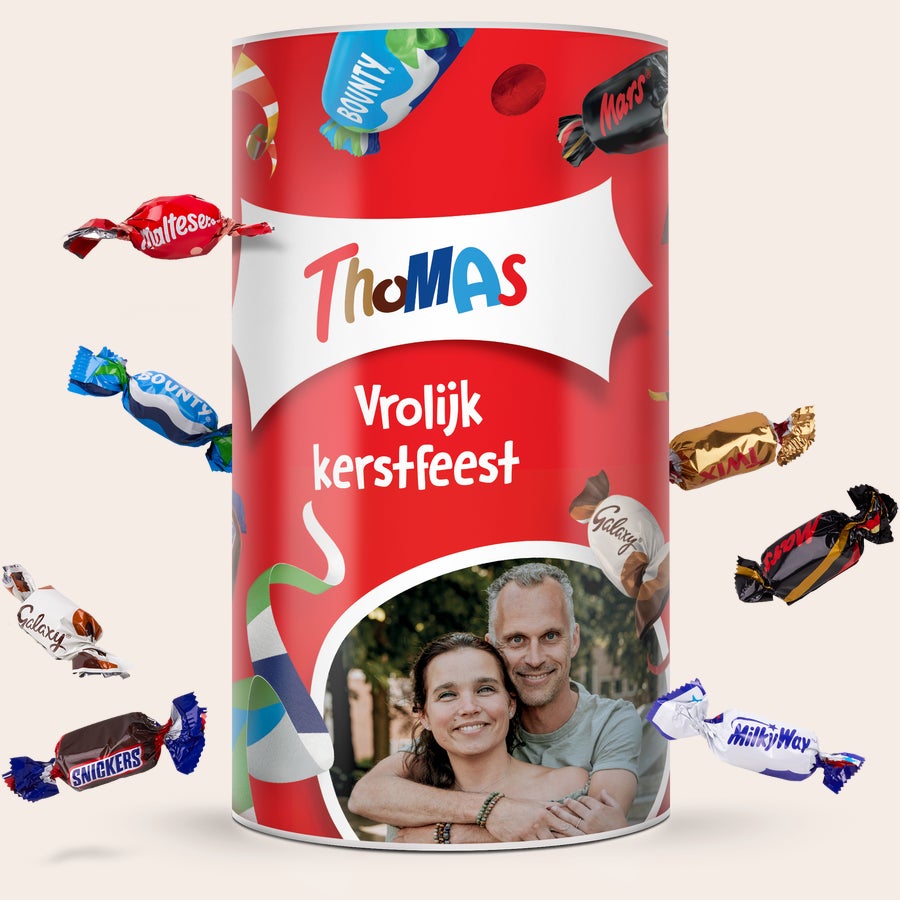 Celebrations XL chocolade cadeauverpakking met naam en foto Rode Celebrations tube bedrukt met naam Thomas, de tekst