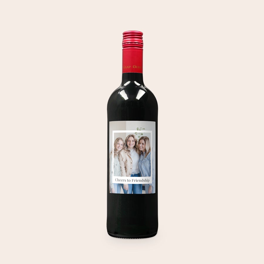 Personalizowane wino Oude Kaap Czerwona butelka wina Oude Kaap z niestandardową etykietą ze zdjęciem trzech kobiet i tekstem Cheers to Friendship