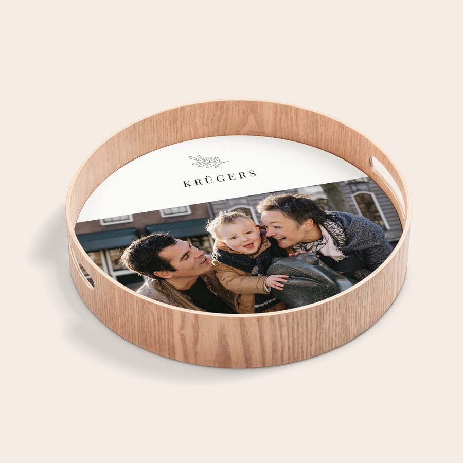 Rundes Holztablett mit Foto Rundes Holztablett mit einer Familie darauf, personalisiert mit einem Familienfoto und dem Namen Krügers