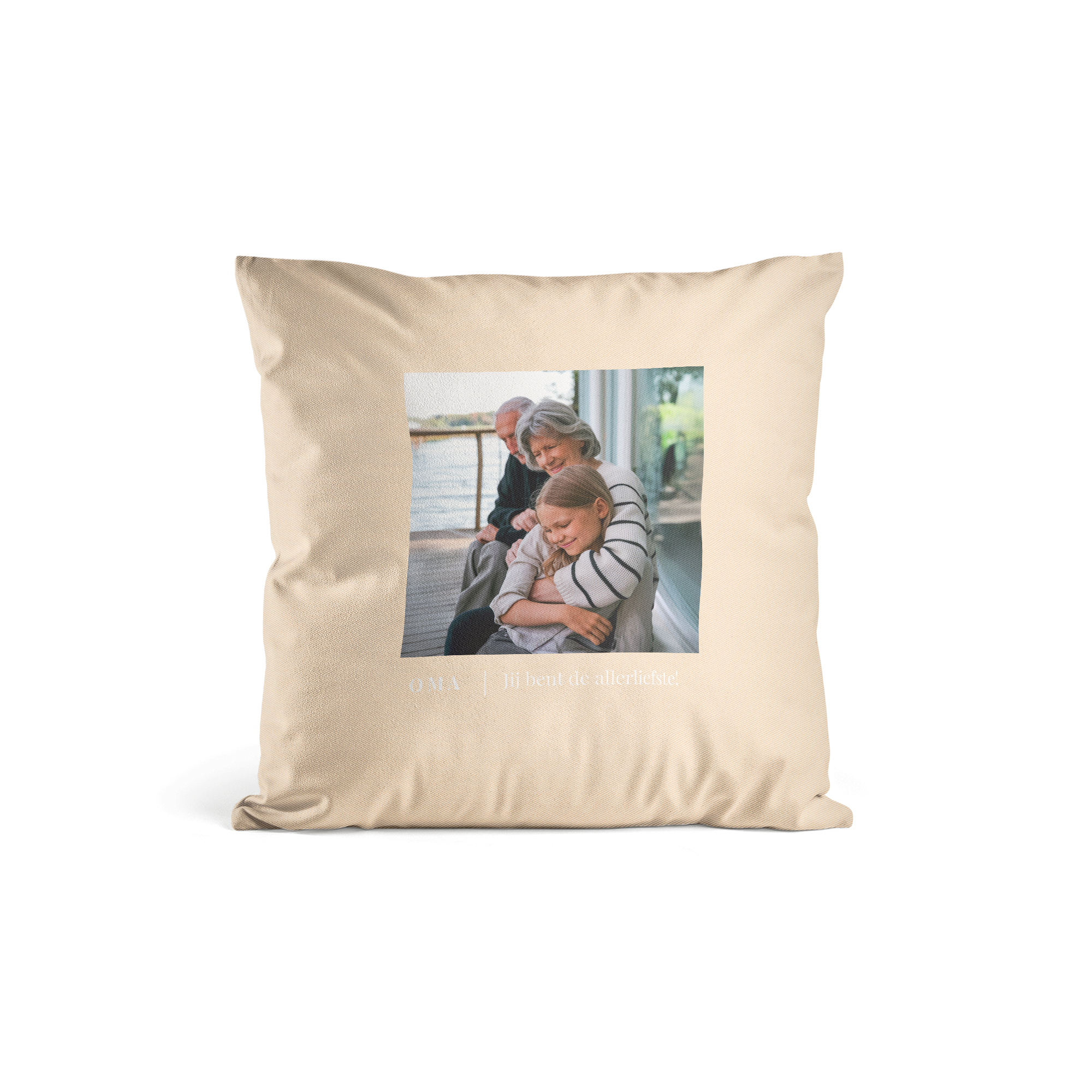 Gepersonaliseerde kussenhoes met een afgedrukte familiefoto en de tekst OMA | Jij bent de allerliefste!