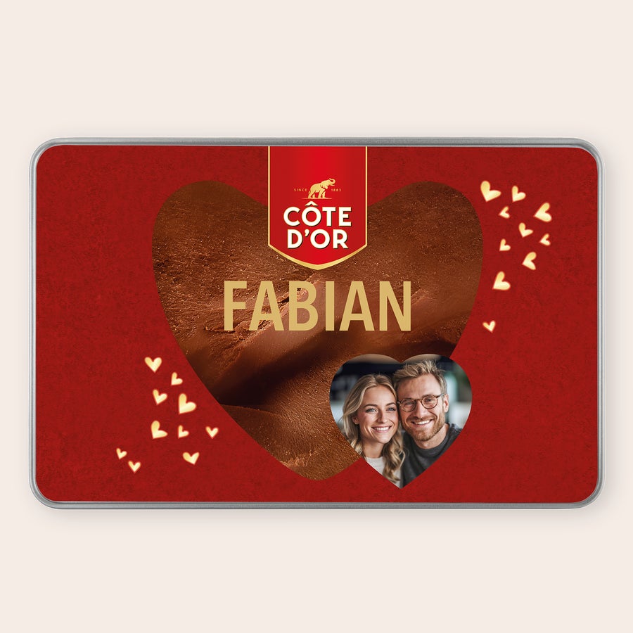 Mini Bouchée Côte d’Or - Personalisierte Geschenkdose Personalisierte Geschenkdose - Rechteckig - Mini Bouchée mit Foto und Namen "FABIAN" auf rotem Hintergrund.