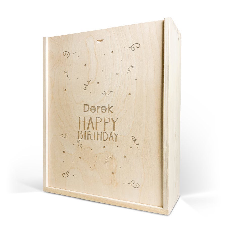 Luxusný rytý obal na víno s textom Derek HAPPY BIRTHDAY a motívom konfiet
