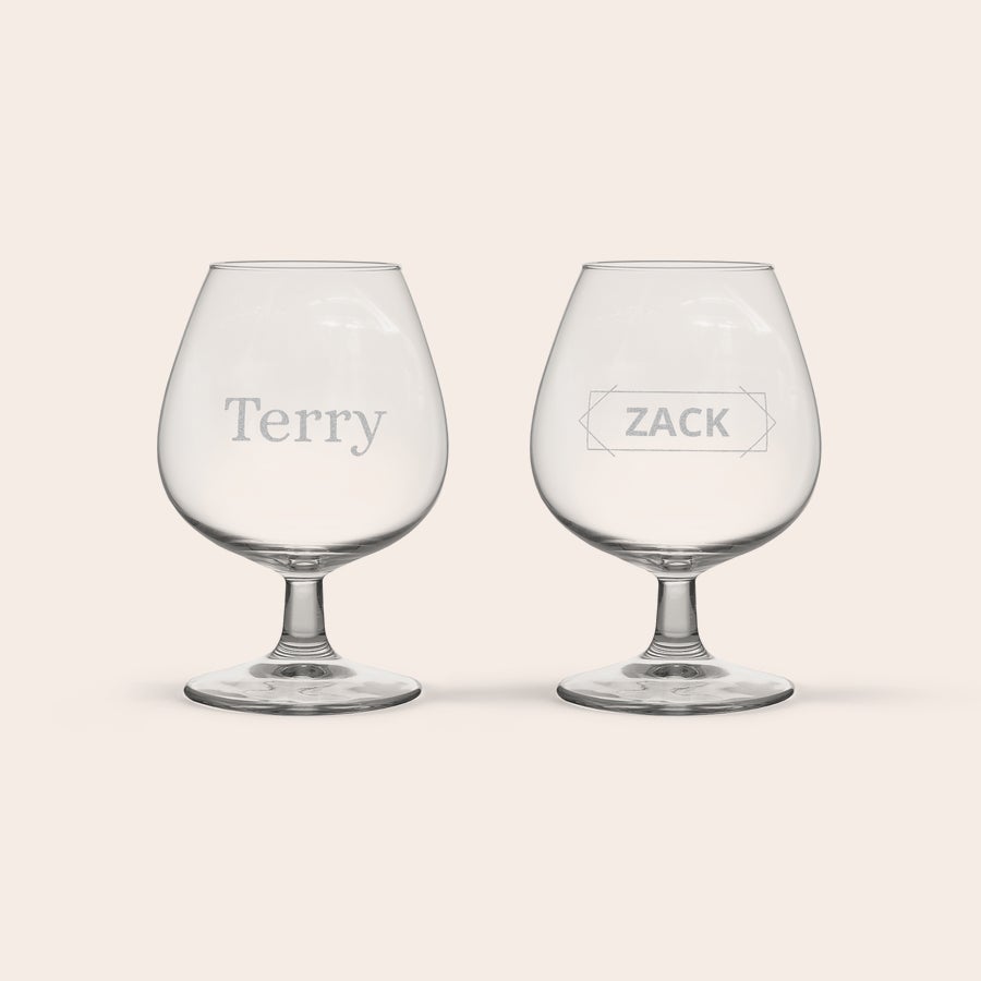 Copas para cognac con grabado Dos vasos especiales para brandy, uno grabado con "Terry" y otro con "Zack" en un diseño personalizado.