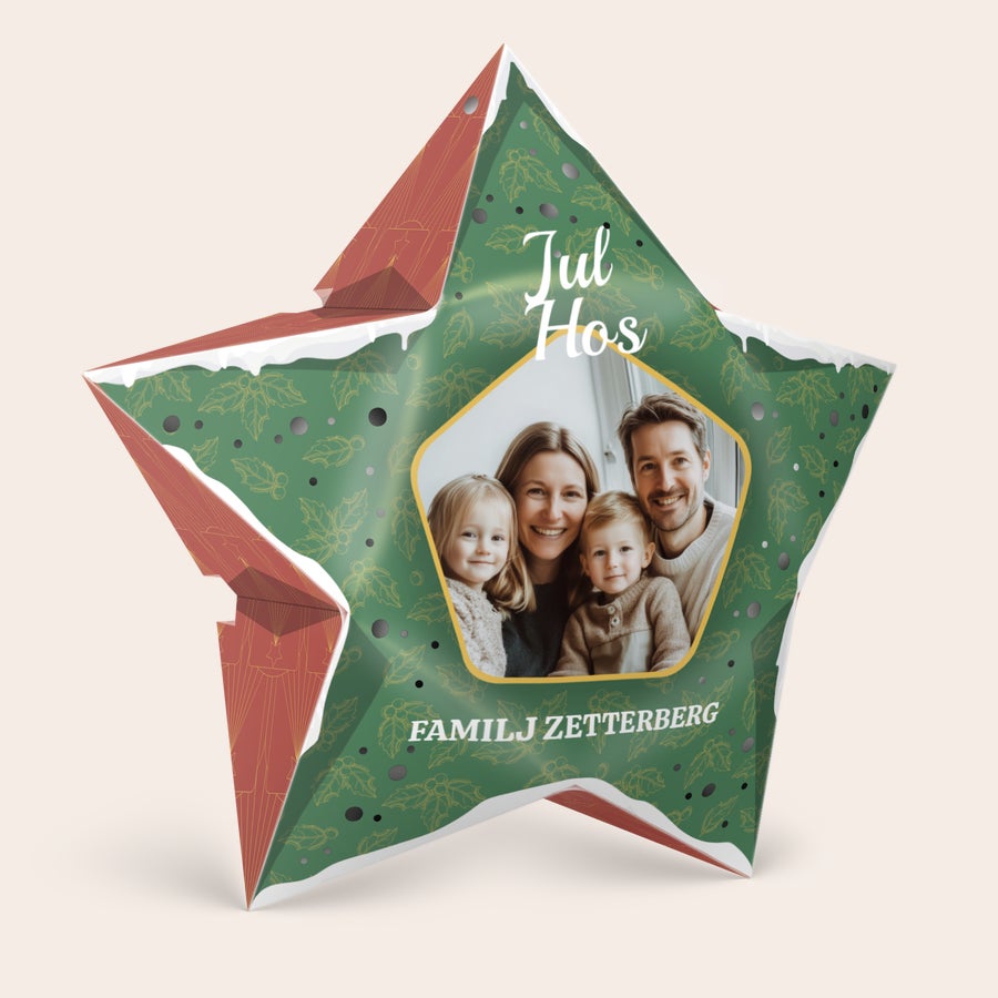 Personlig DIY papper Julstjärna - 42,5 cm - Inklusive ljus DIY julstjärna med foto och texten Jul Hos Familj Zetterberg. Lys upp semestern med en personlig touch.