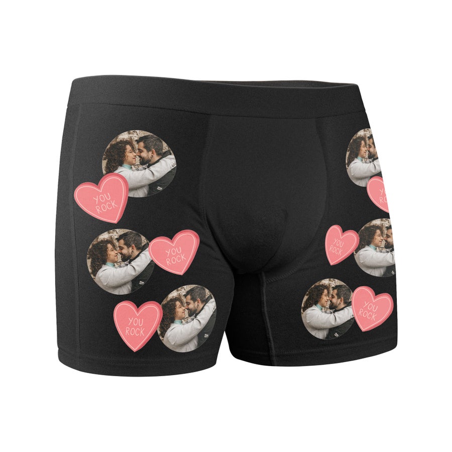 Zwarte boxershort met meerdere gedrukte cirkelvormige foto's van een stel en roze harten met de tekst "YOU ROCK"