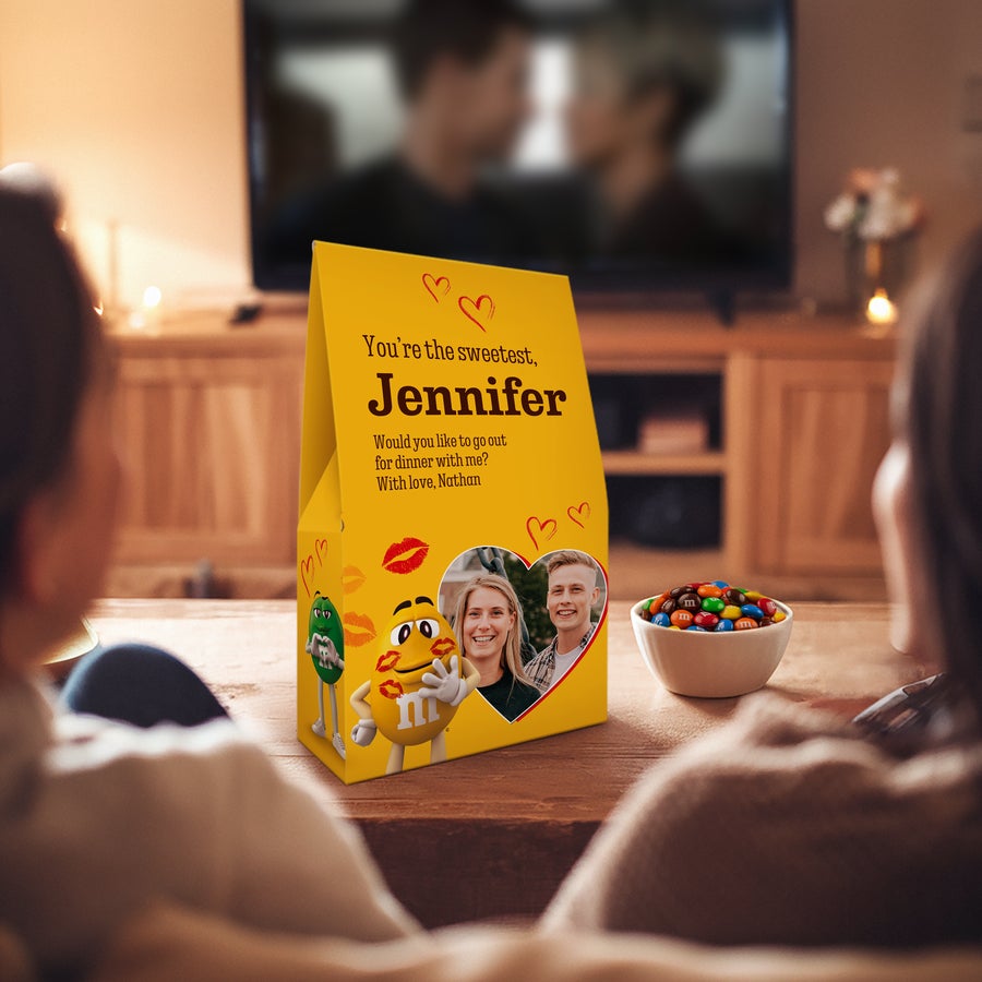 Henkilökohtainen XL M&M's lahjapakkaus - 6 pussia (714 grammaa) Yllätä heidät herkullisella M&M suklaalla XL-lahjarasiassa, johon on painettu kuva, nimi Jennifer ja teksti.
