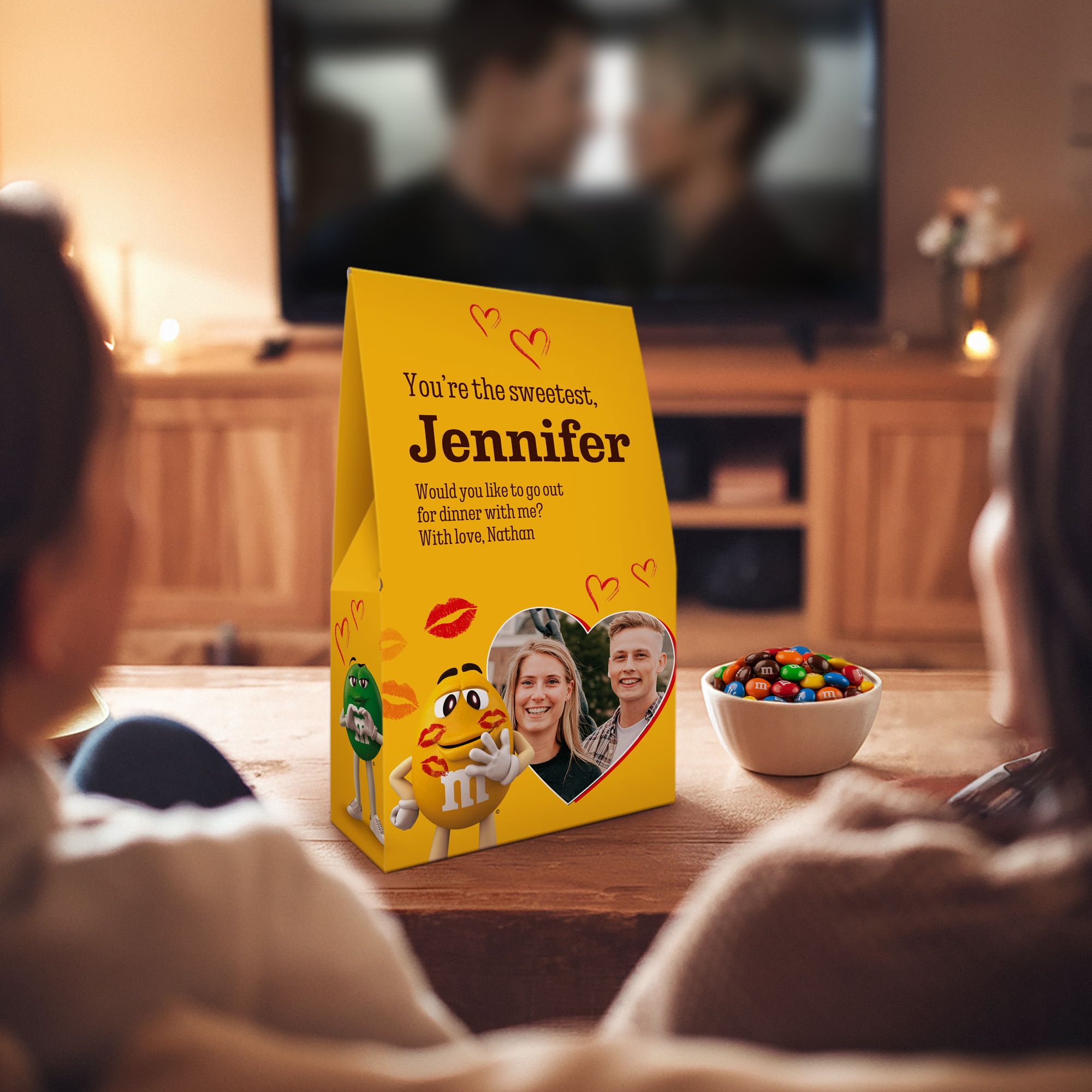 Gul XL M&M's gaveeske med trykt navn, tekst og to bilder av par.