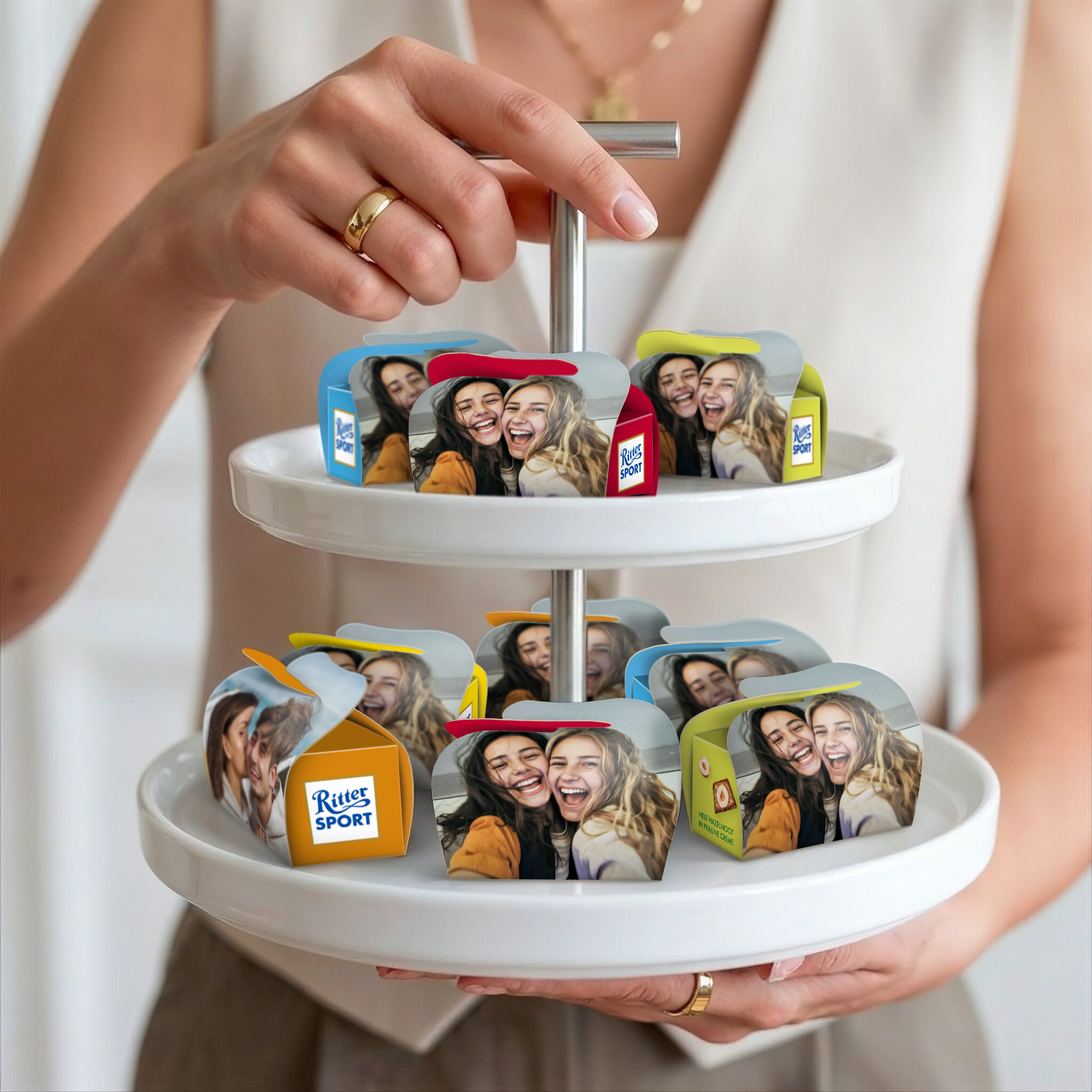 Gepersonaliseerde Ritter Sport chocolade met eigen foto, gepresenteerd op een etagere
